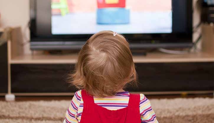 ¿A qué edad pueden los bebés comenzar a ver la televisión? Descubre cuándo es seguro para su desarrollo
