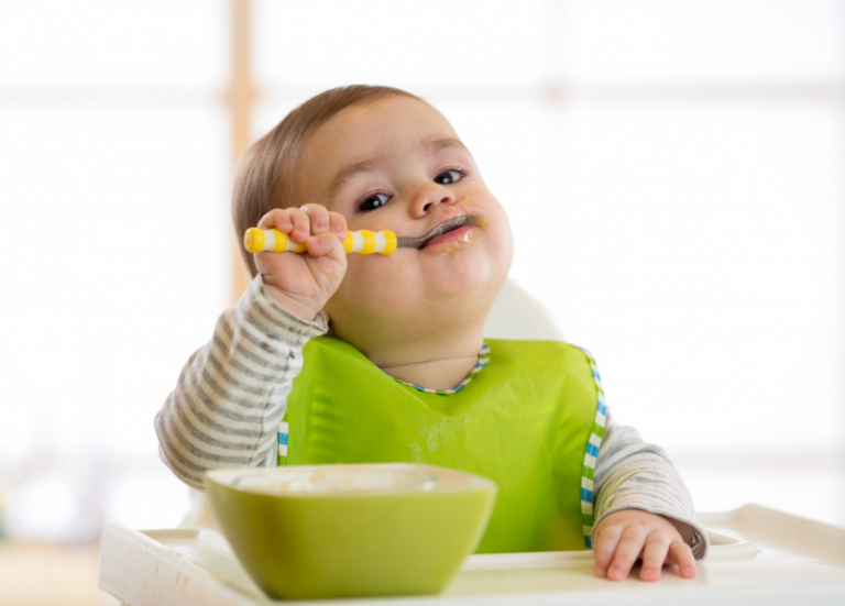 Aprender a comer solos: ¿Cuándo pueden los bebés empezar a usar cubiertos?