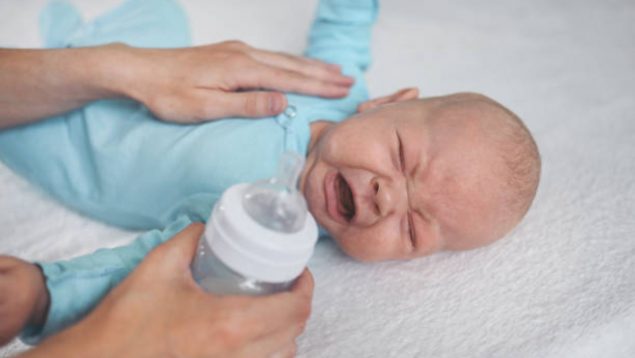 ¿Cómo enfrentar el rechazo del biberón en mi bebé?