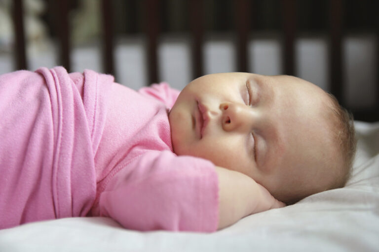 Consejos infalibles para prevenir que tu bebé se trepe y caiga de la cama