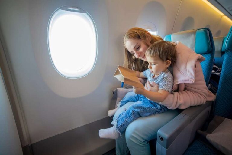 Consejos infalibles para un exitoso primer viaje en avión con tu bebé