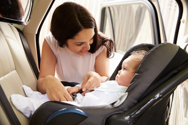 Consejos para mantener a tu bebé feliz durante los viajes en auto