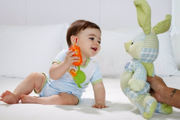 Consejos prácticos: Cómo enseñar a tu bebé a agarrar objetos con sus manitas