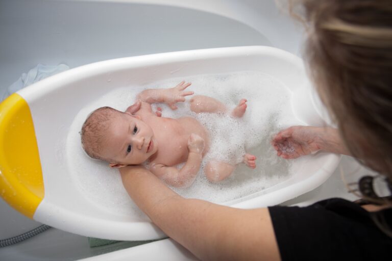 ¿Cuándo es el momento adecuado para bañar a tu bebé en la bañera? Descubre las etapas clave para asegurar la seguridad de tu pequeño