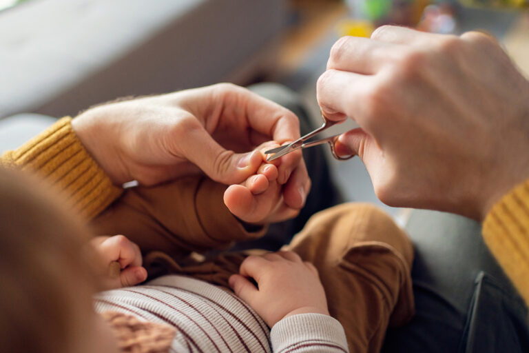 ¿Cuándo es el momento adecuado para recortar las uñas de los pies del bebé? Todo lo que necesitas saber.