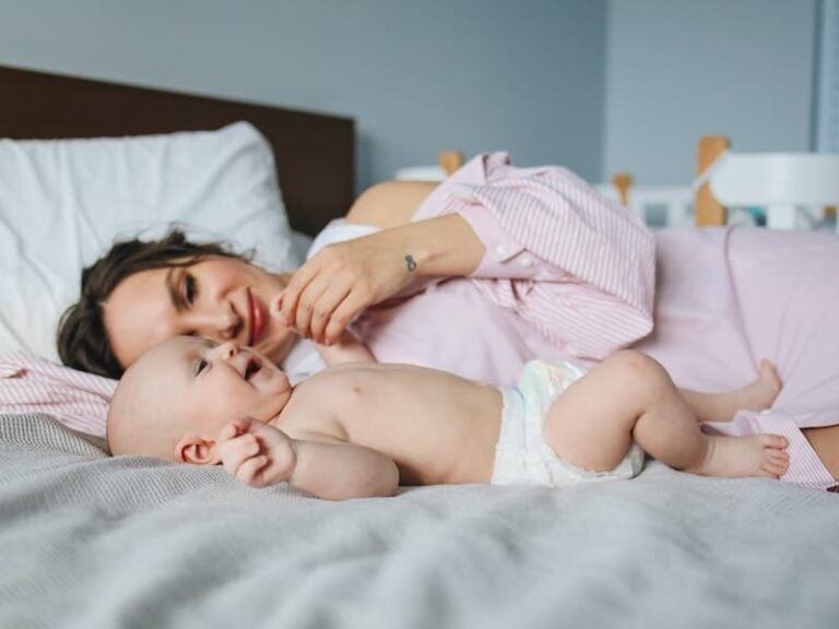 ¿Cuándo es seguro que los bebés duerman en una cama grande? Todo lo que necesitas saber
