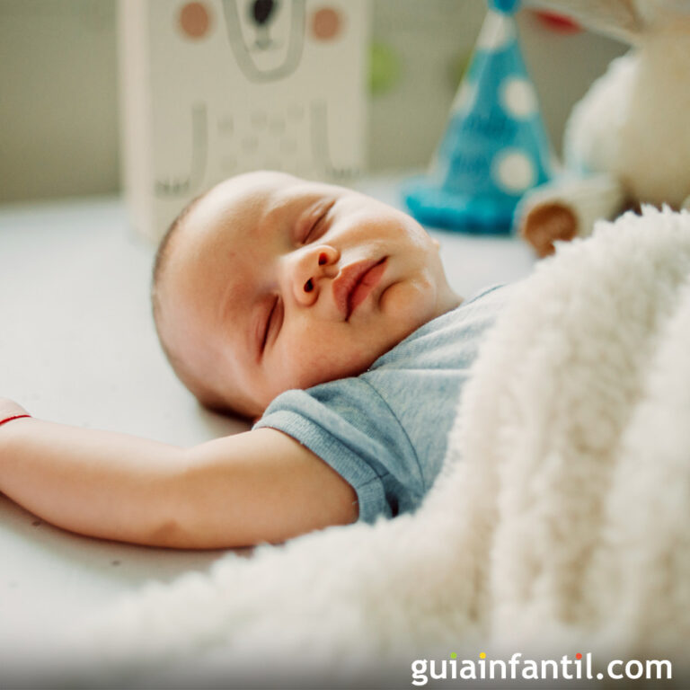 Descubre por qué tu bebé tiene movimientos involuntarios durante el sueño y aprende cómo brindarle ayuda