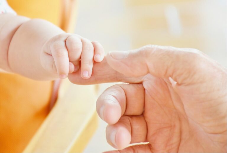 El fascinante mundo de los movimientos de las manos en los bebés: ¿Por qué abren y cierran sus manitas constantemente?