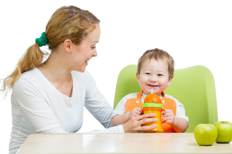 El momento adecuado para introducir la taza de entrenamiento a tu bebé: ¿Cuándo y cómo hacerlo?