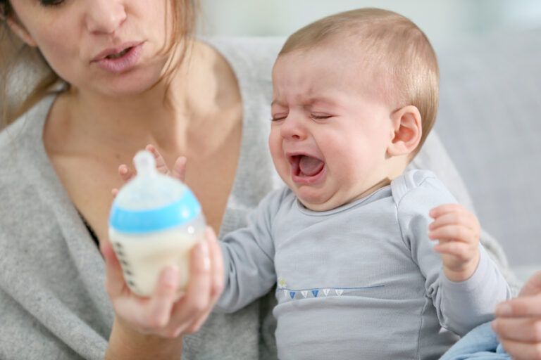 Entendiendo el por qué: Cómo calmar a tu bebé cuando se pone nervioso antes de tomar el biberón
