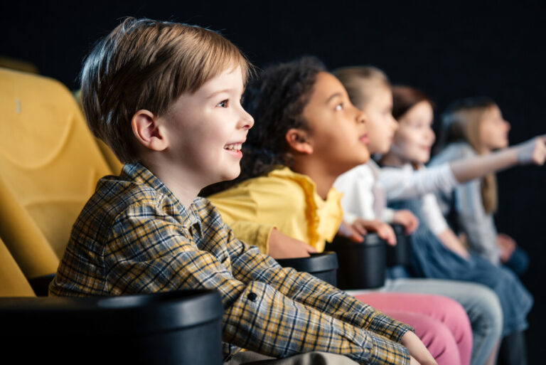 La edad ideal para llevar a tu bebé por primera vez al cine: ¡descubre cuándo es seguro disfrutar de una película en familia!
