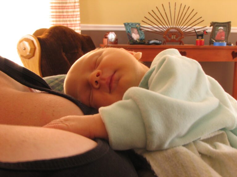 La necesidad de contacto: ¿Por qué mi bebé solo quiere dormir sobre mi pecho?