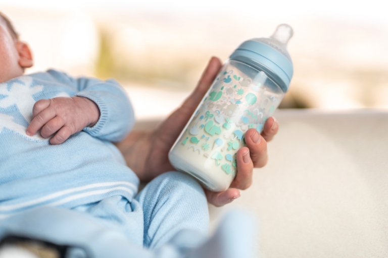 La transición al vaso sin tapa: ¿Cuándo es el momento adecuado para enseñarle a tu bebé?