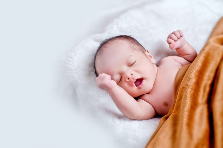 ¡No te preocupes! Descubre por qué tu bebé se sobresalta mientras duerme y aprende qué puedes hacer al respecto