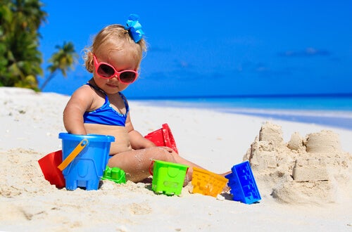 Todo lo que debes saber sobre llevar a tu bebé a la playa por primera vez: ¿Cuándo es el momento seguro?